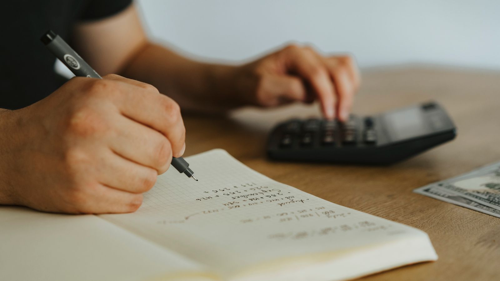Notizbuch mit Zahlen und Stift