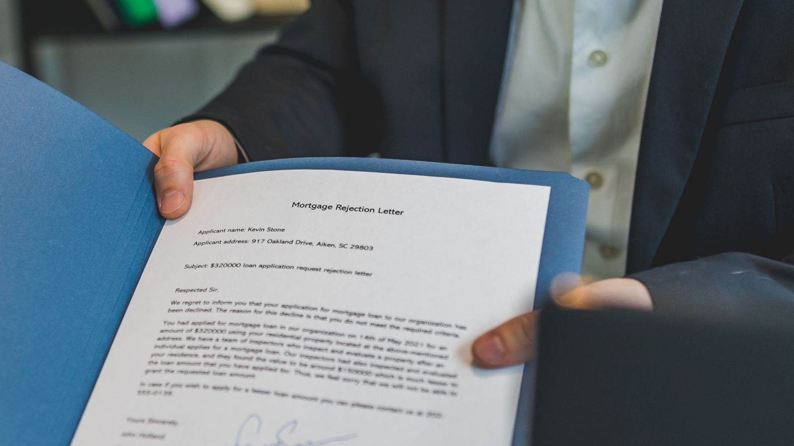 Brief und Formular auf dem Tisch